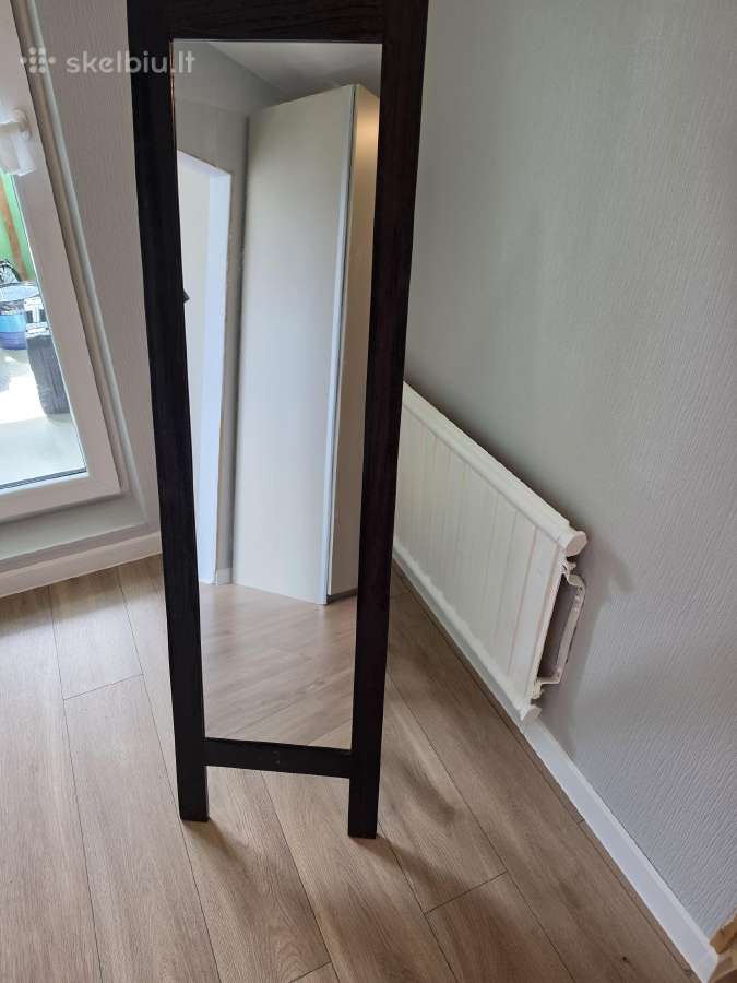 Pastatomas veidrodis juodu rėmu