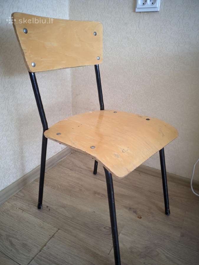 Dvi paprastos kėdės