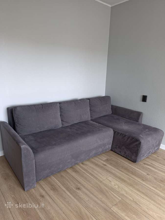 Veliūrinio audinio sofa-lova.