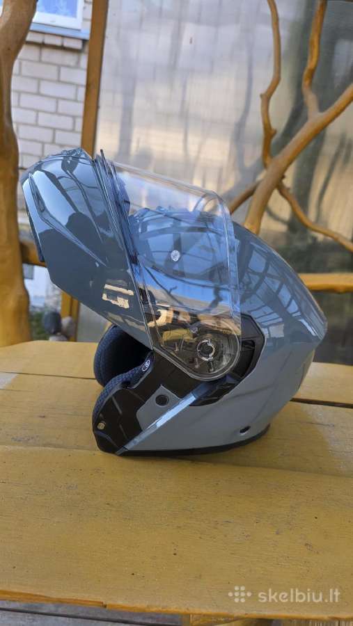 Aukštaitis parduoda moto šalmą Suvalkijoje