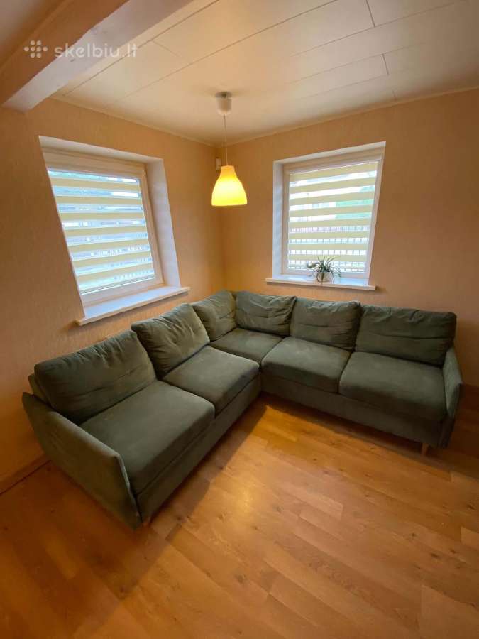 Žalia kampinė sofa su miegama dalimi