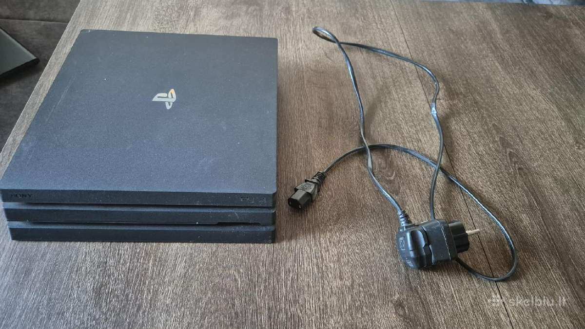 Playstation 4 pro su 2 pulteliais