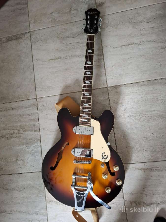 El.gitara su kolonelle , "Fuzu" bei priedais