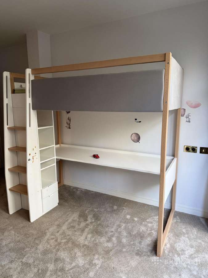 Vaikiška lova su stalu