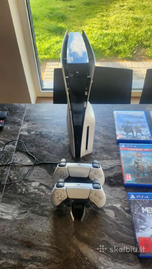 Mažai naudotas Ps5 Disc 1tb + 2 duals + station.