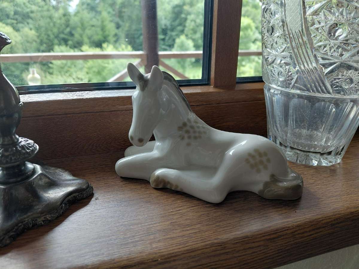 Porceleninis suvenyras arkliukas