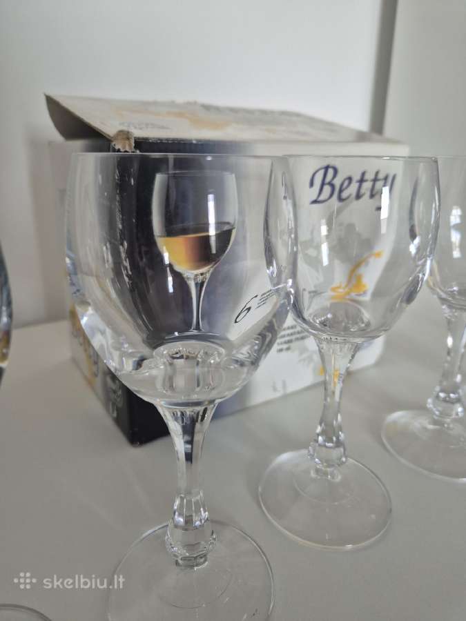 Tauriu rinkinys Betty