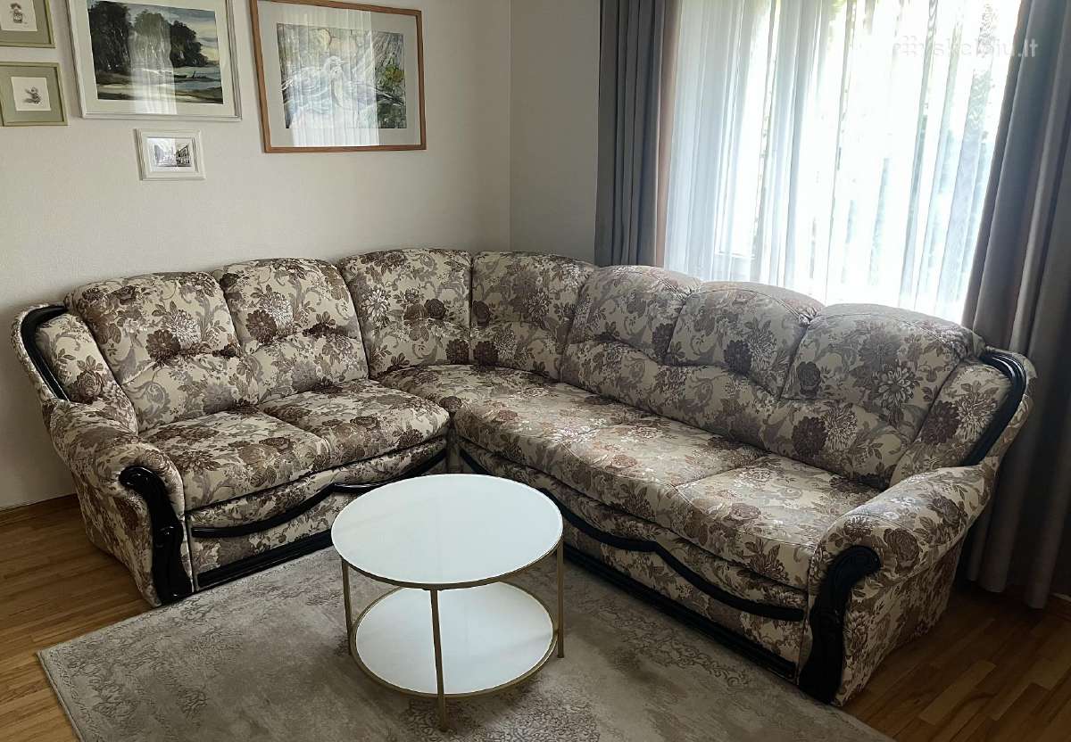 Kampinė sofa-lova su gėlių raštu