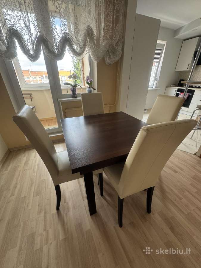 Valgomojo stalas su kėdėmis