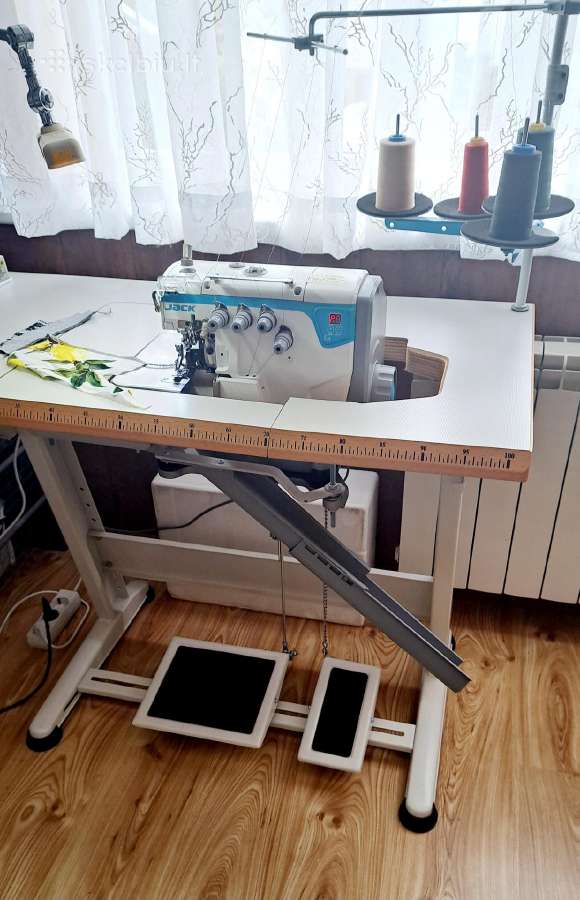 Parduodu pramoninį overloką