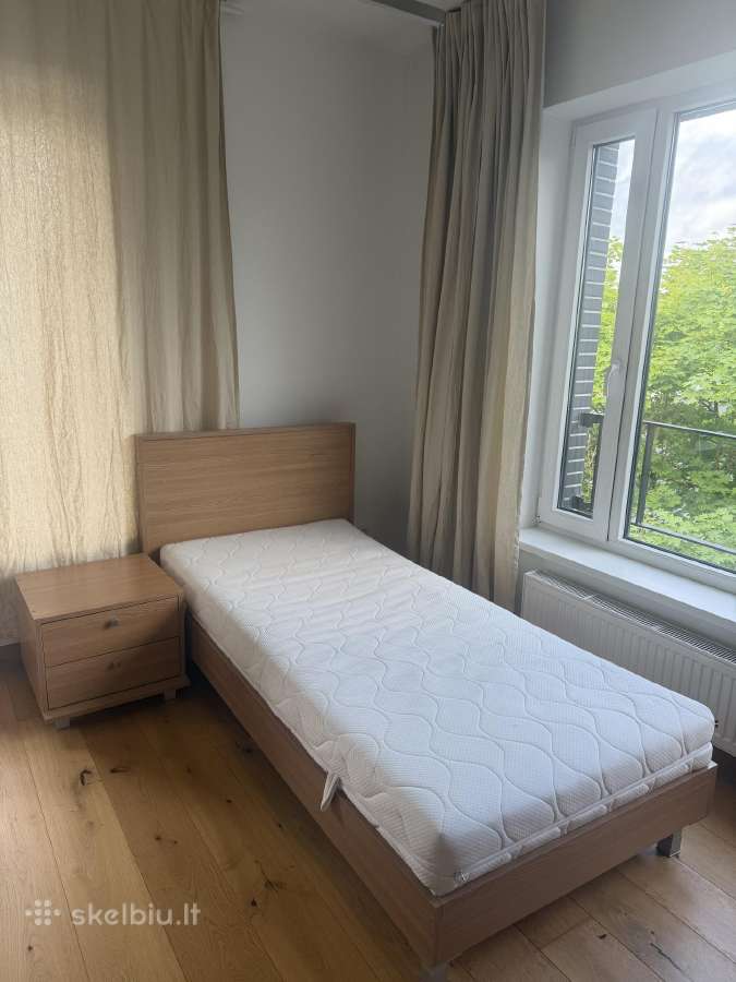 Lova su čiužiniu ir spintele