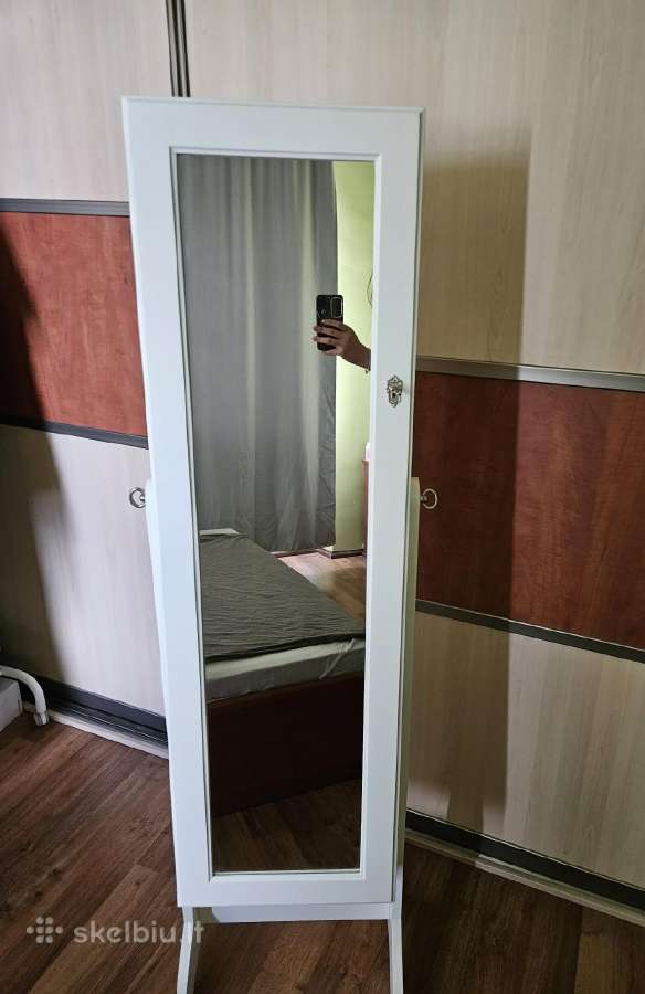 Papuošalų spintelė su veidrodžiu Chomik