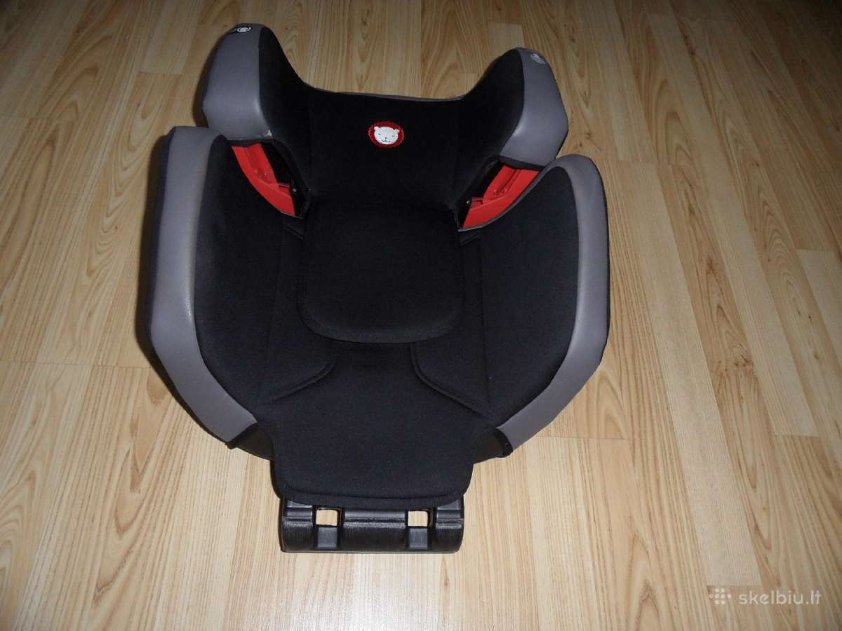 Automobilyje sedima vaikiska kedute 50e