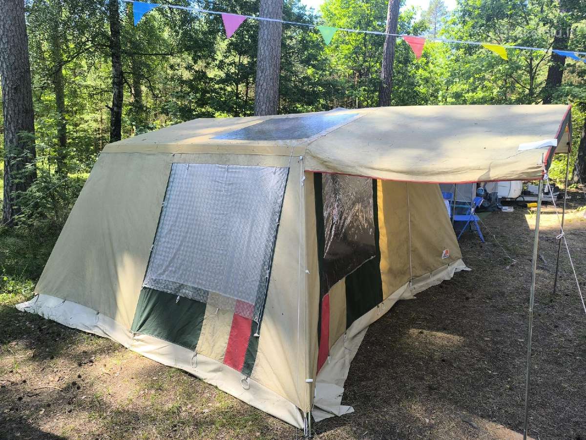Didelė turistinė palapinė