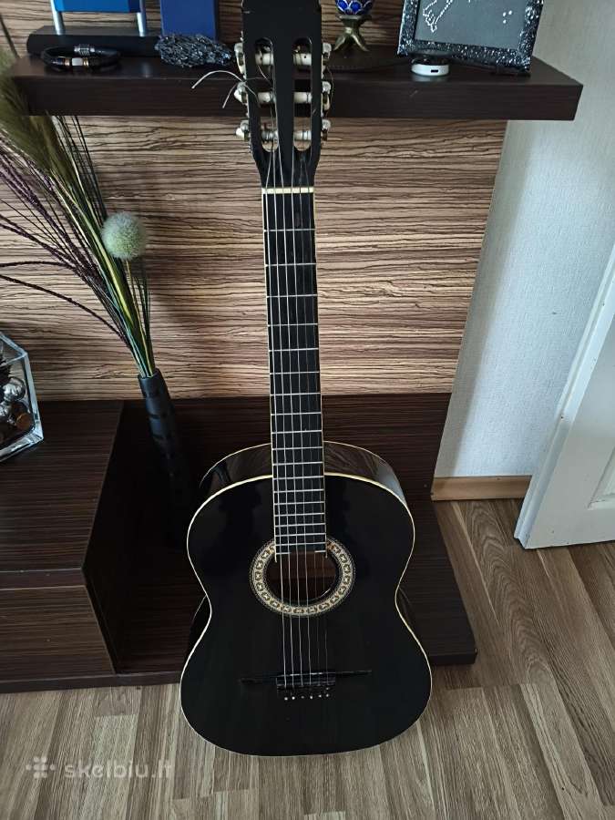 Puikios buklės gitara piano black spalvos!