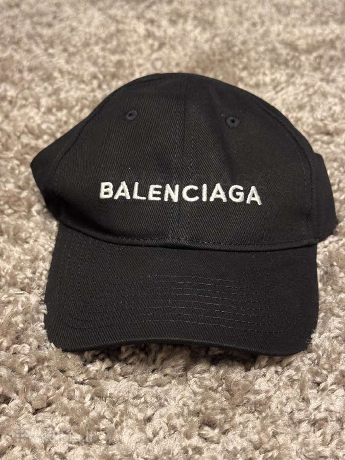 Balenciaga juoda kepure