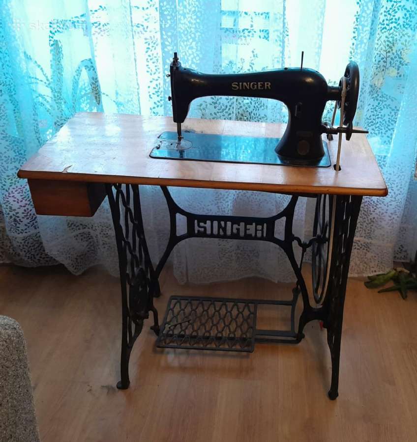 Siuvimo masino su stalu Singer
