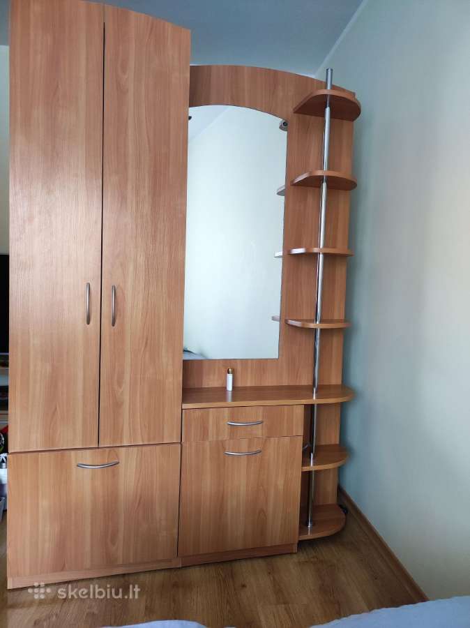 Prieškambario spinta su veidrodžiu