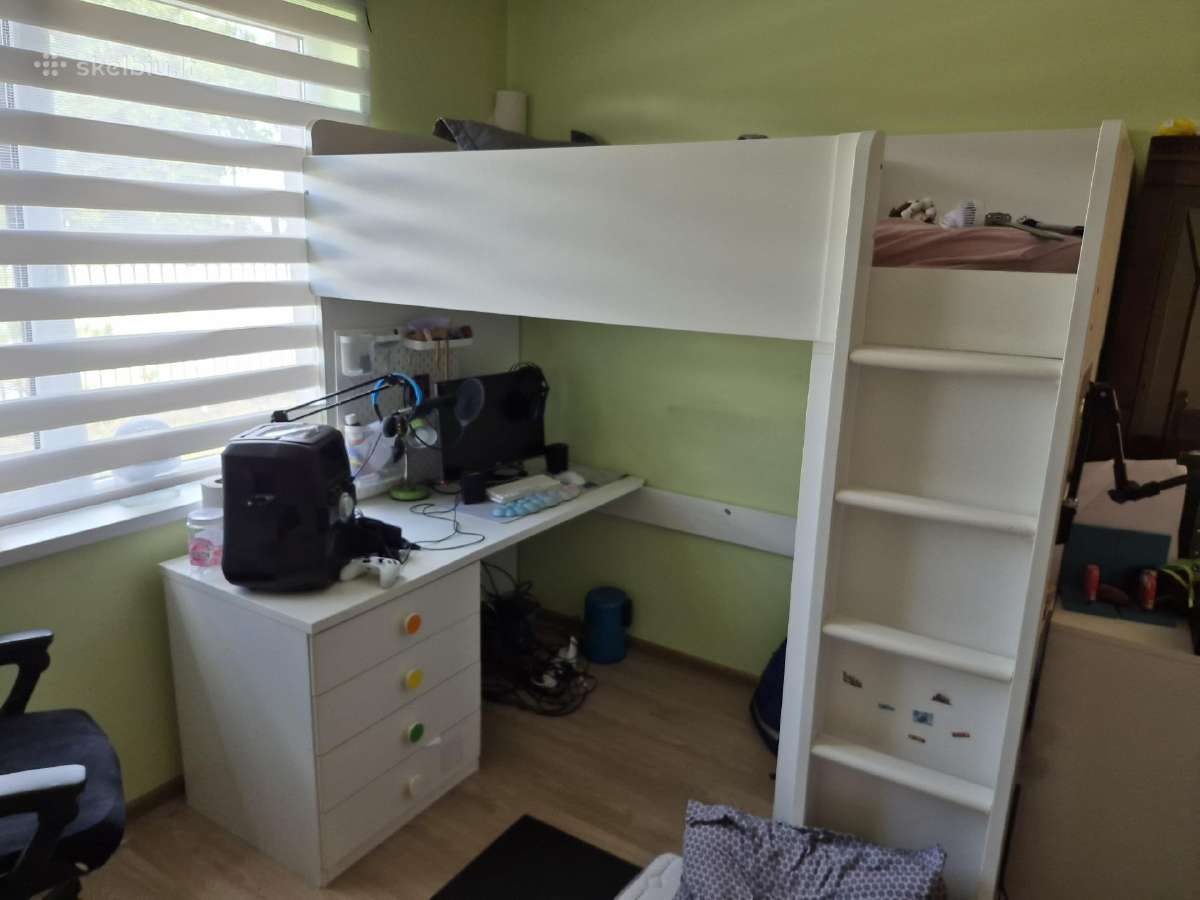 Vaikiška lova su stalu