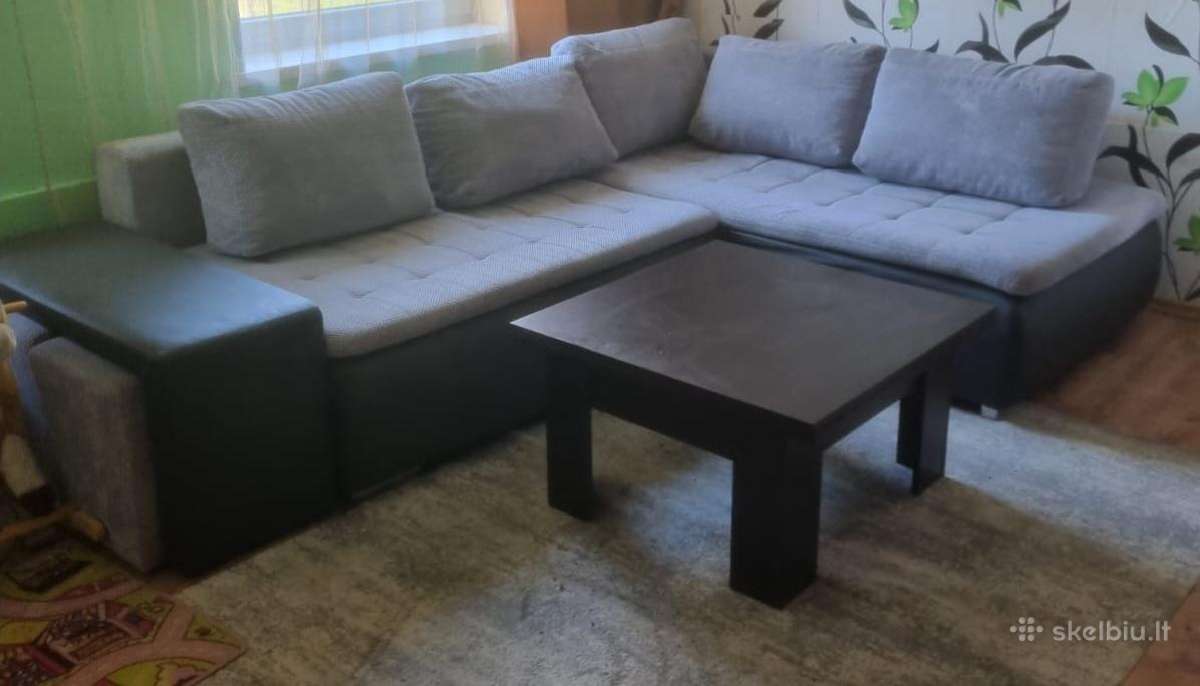 Kampas su stalu transformeriu.
