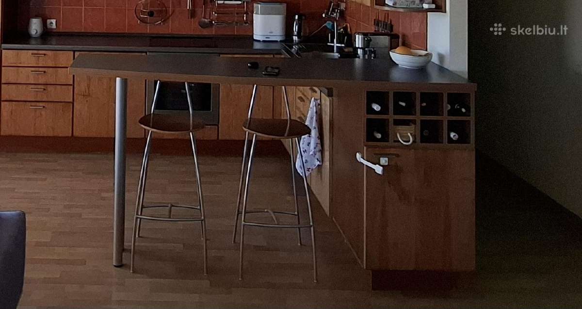 Baro stalas su spintele ir 2 kėdėmis v