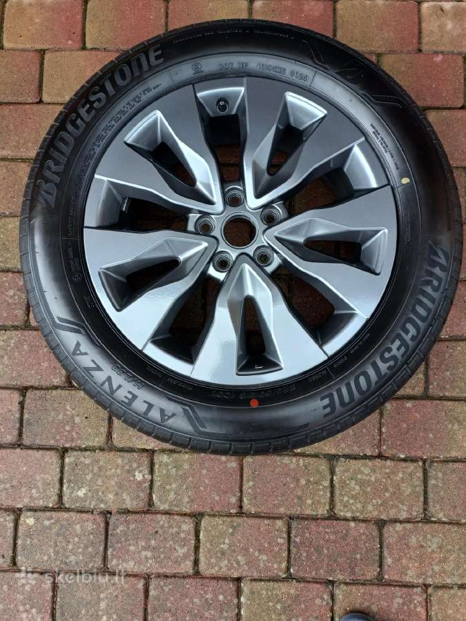 Subaru Outback ratlankiai su padangomis.