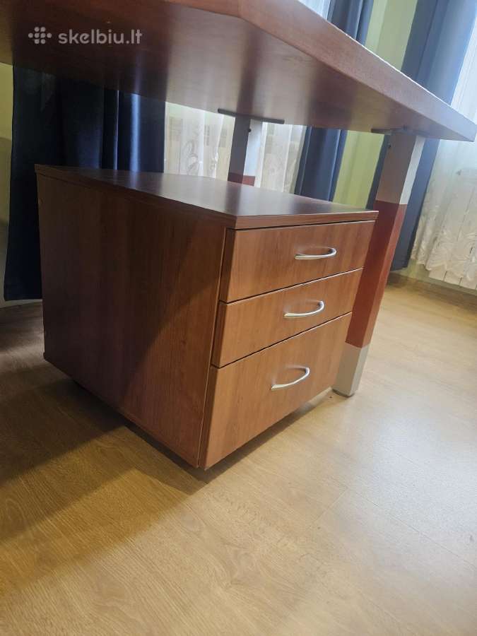 Parduodu puikios būklės rašomąjį stalą - nuotraukos Nr. 4