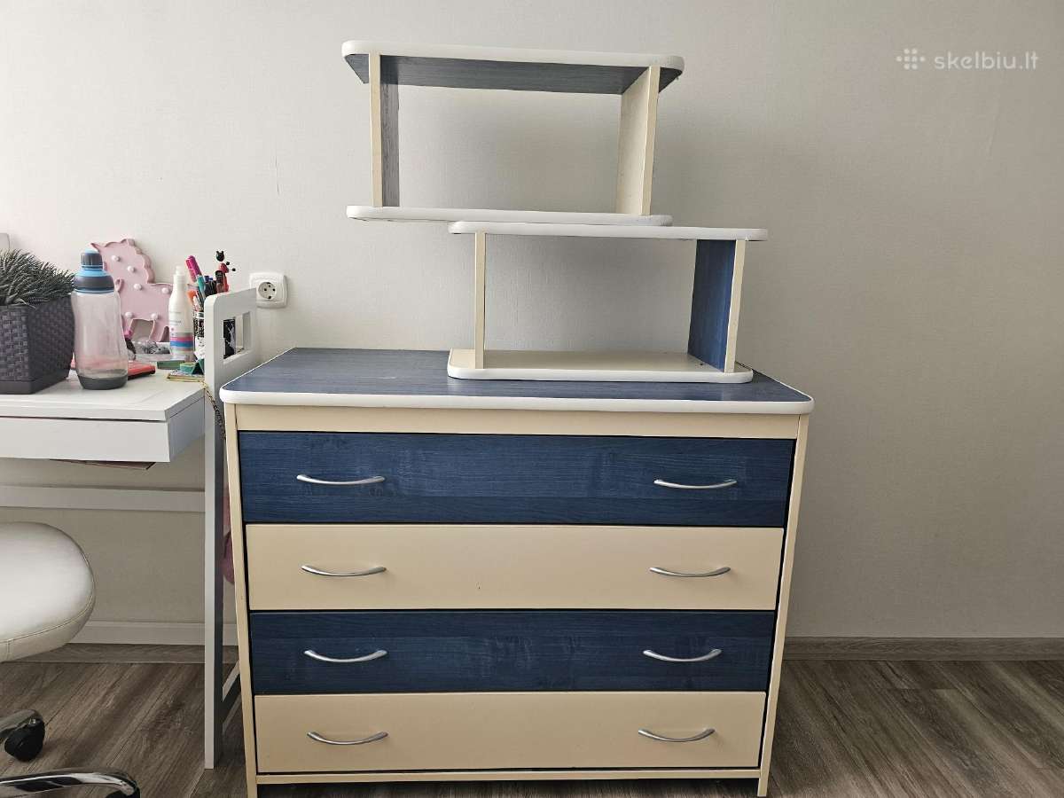 4 stalčiu komoda ir dvi pakabinamos lentynos