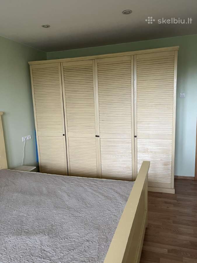 Dovanoju medinę spintą ir lovą