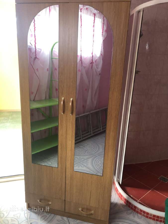 Dovanoju nedidelę spintą.