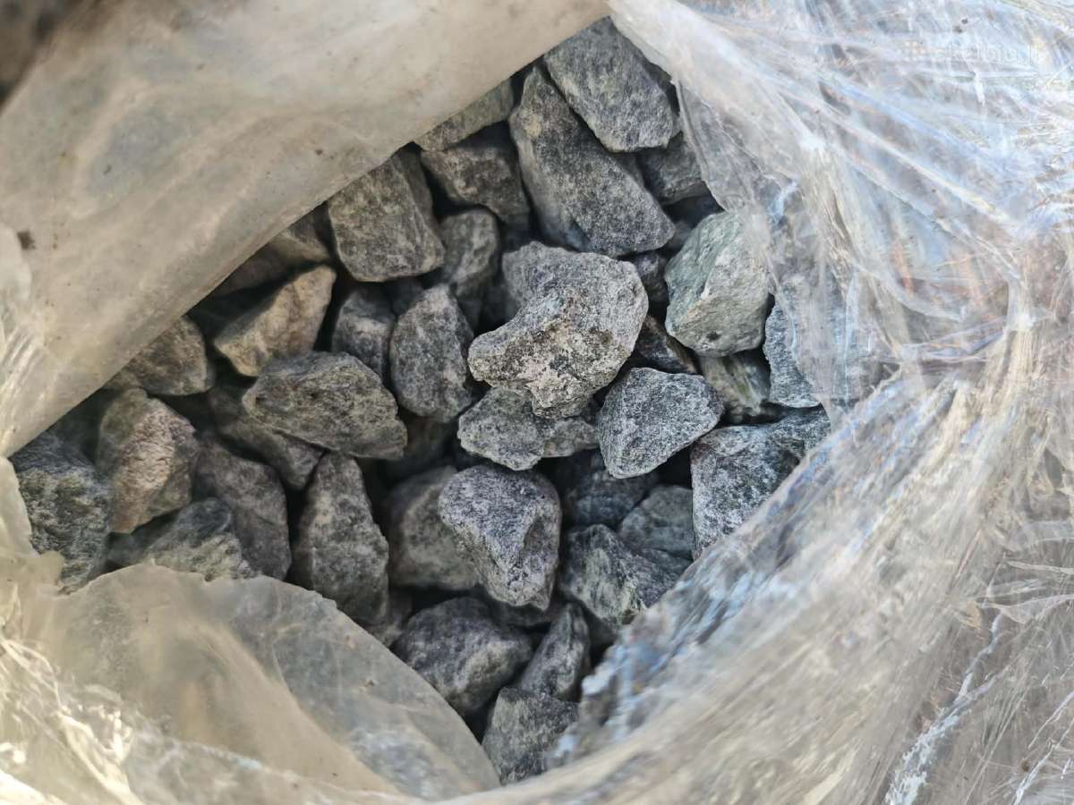 Dekoratyvinė skalda Pilkai kampuoti akmenukai