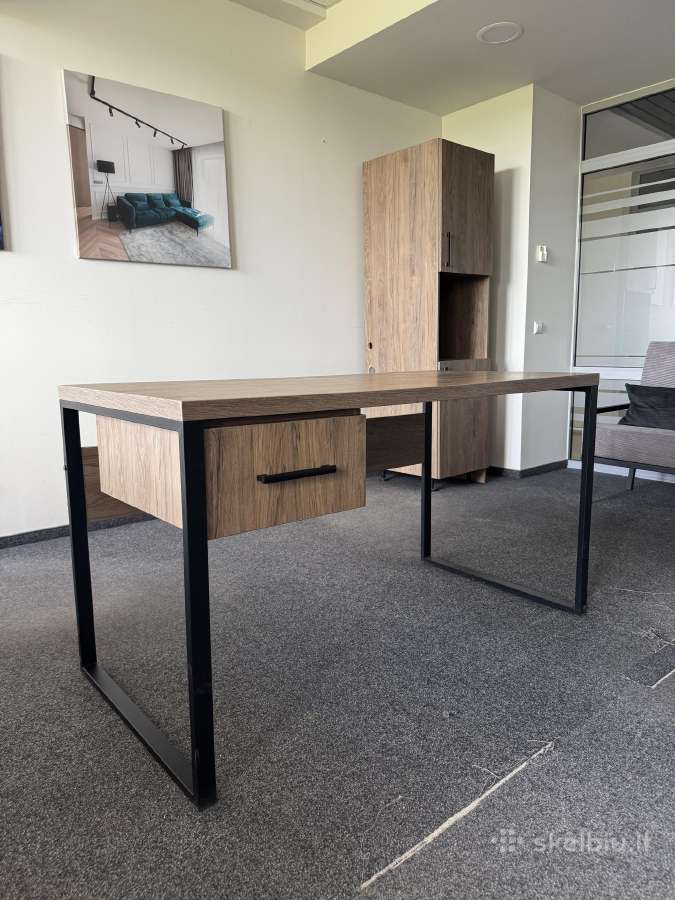 Rašomasis stalas su stalčiumi, biuro kėdė