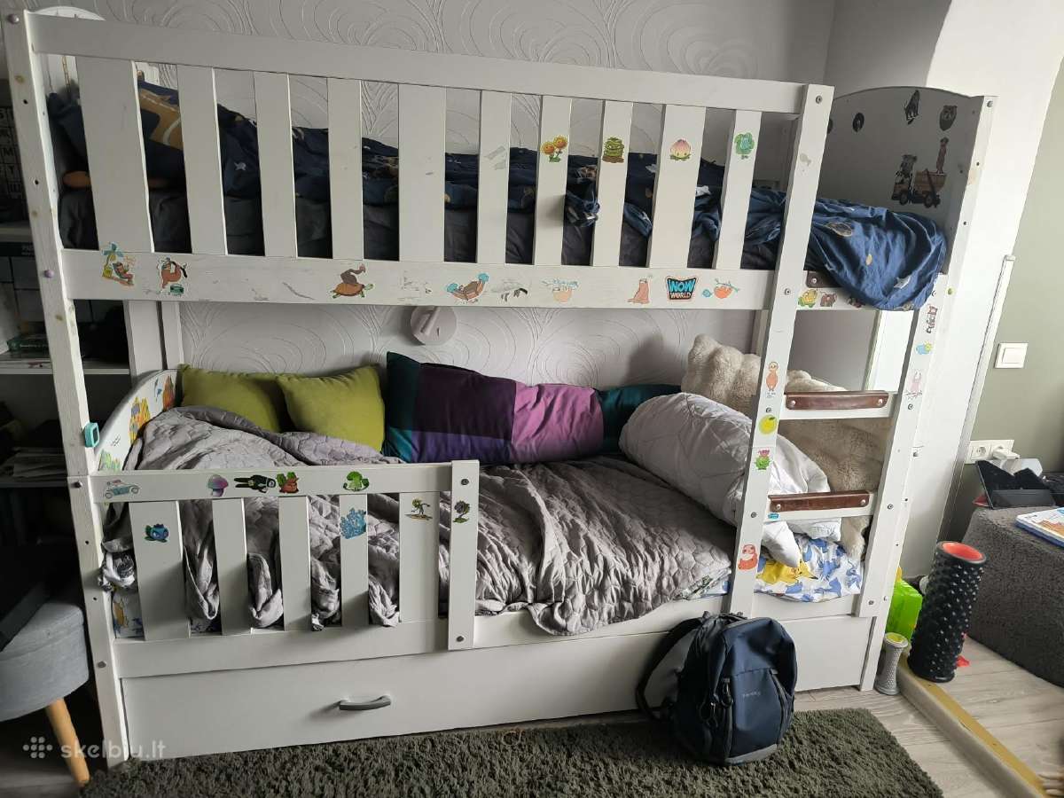 Kompaktiška dviaukštė lova vaikų kambariui