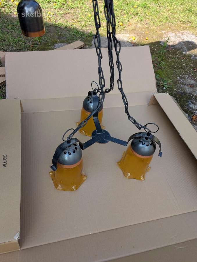 3 lempučių šviestuvas su geltonais stiklais