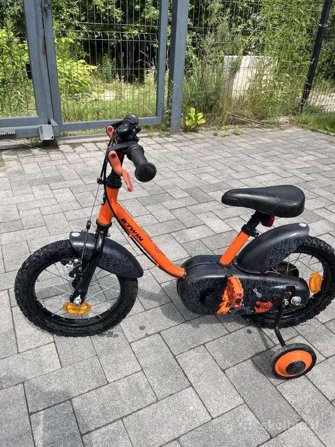 Vaikiškas dviratis su pagalbiniais ratukais