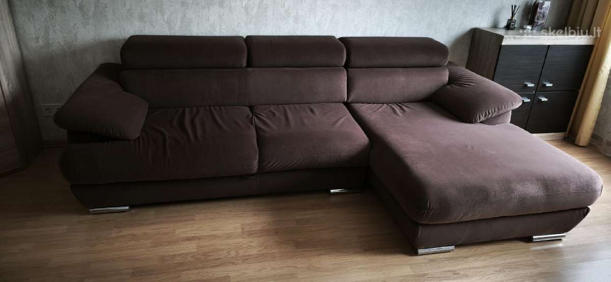 Rudos spalvos kampinė sofa