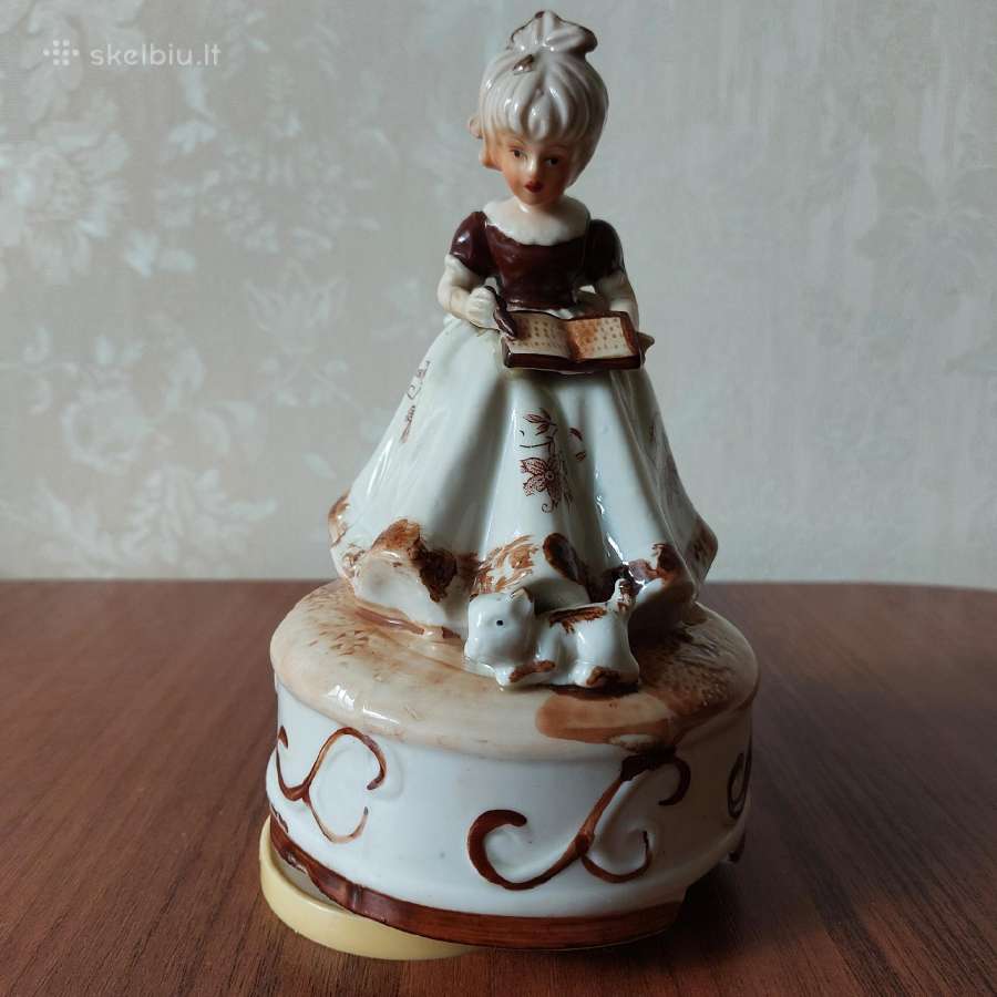 Muzikinė statulėlė iš porceliano / Aukštis 18 cm.