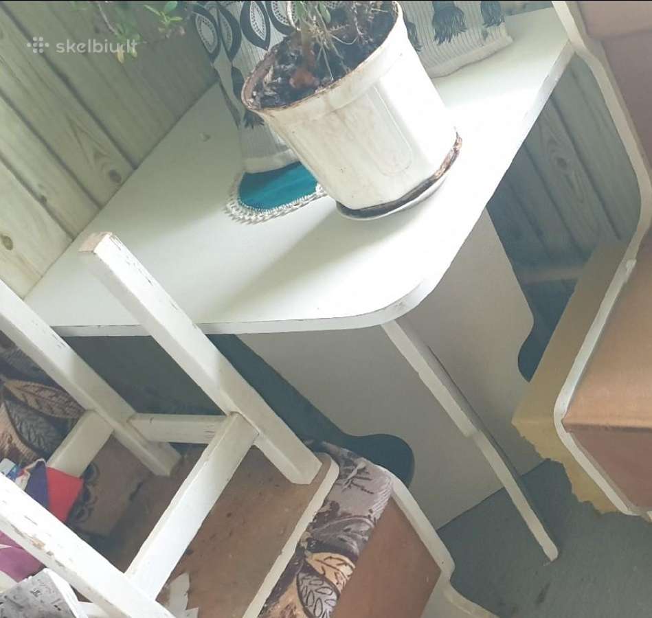 Nedidelis staliukas