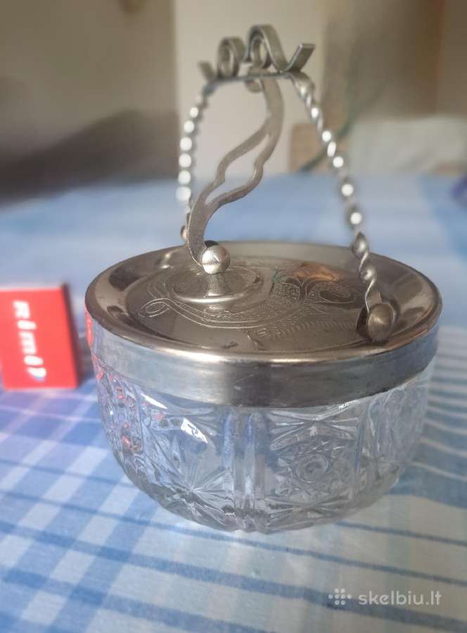 Vintažinė krištolinė cukrinė.
