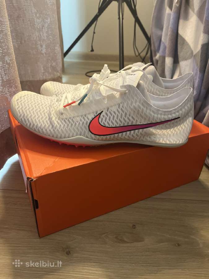 Futbolo bateliai visiškai nauji nedėvėti