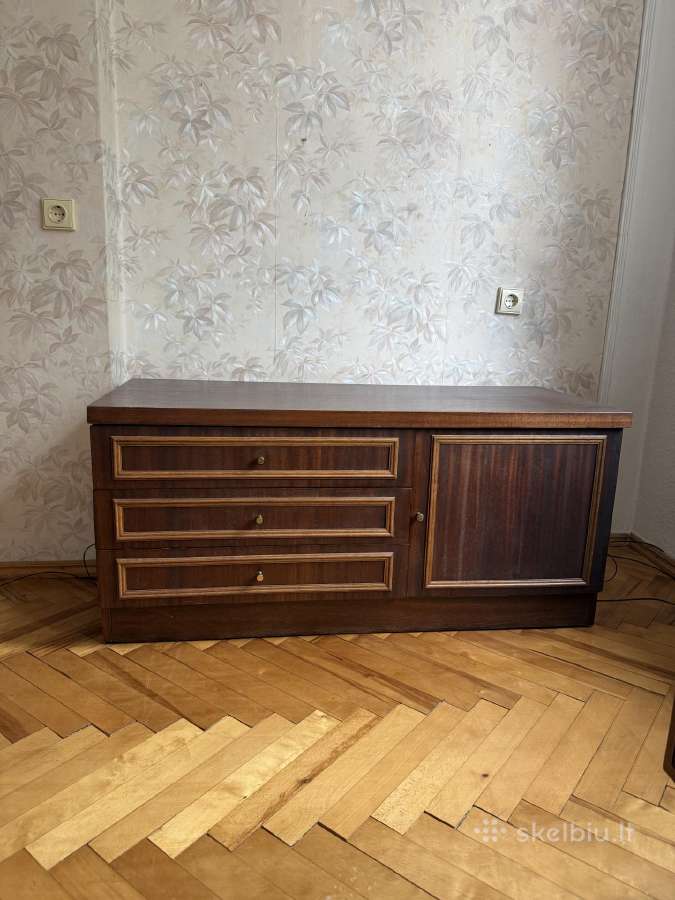 Komoda su stalčiais ir spintele