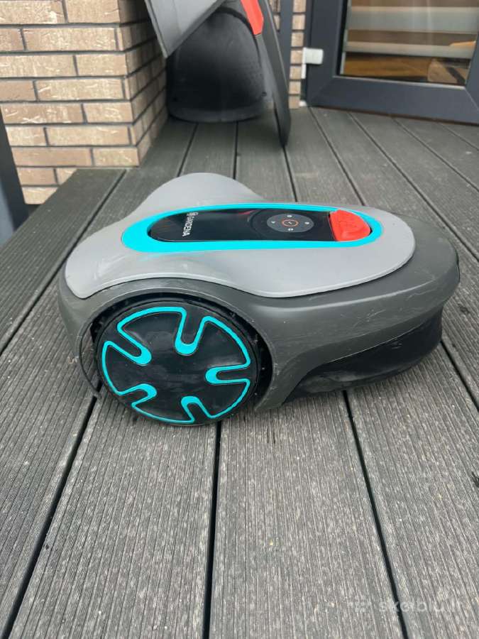 Gardena vejos robotas su krovimo stotele ir garažu