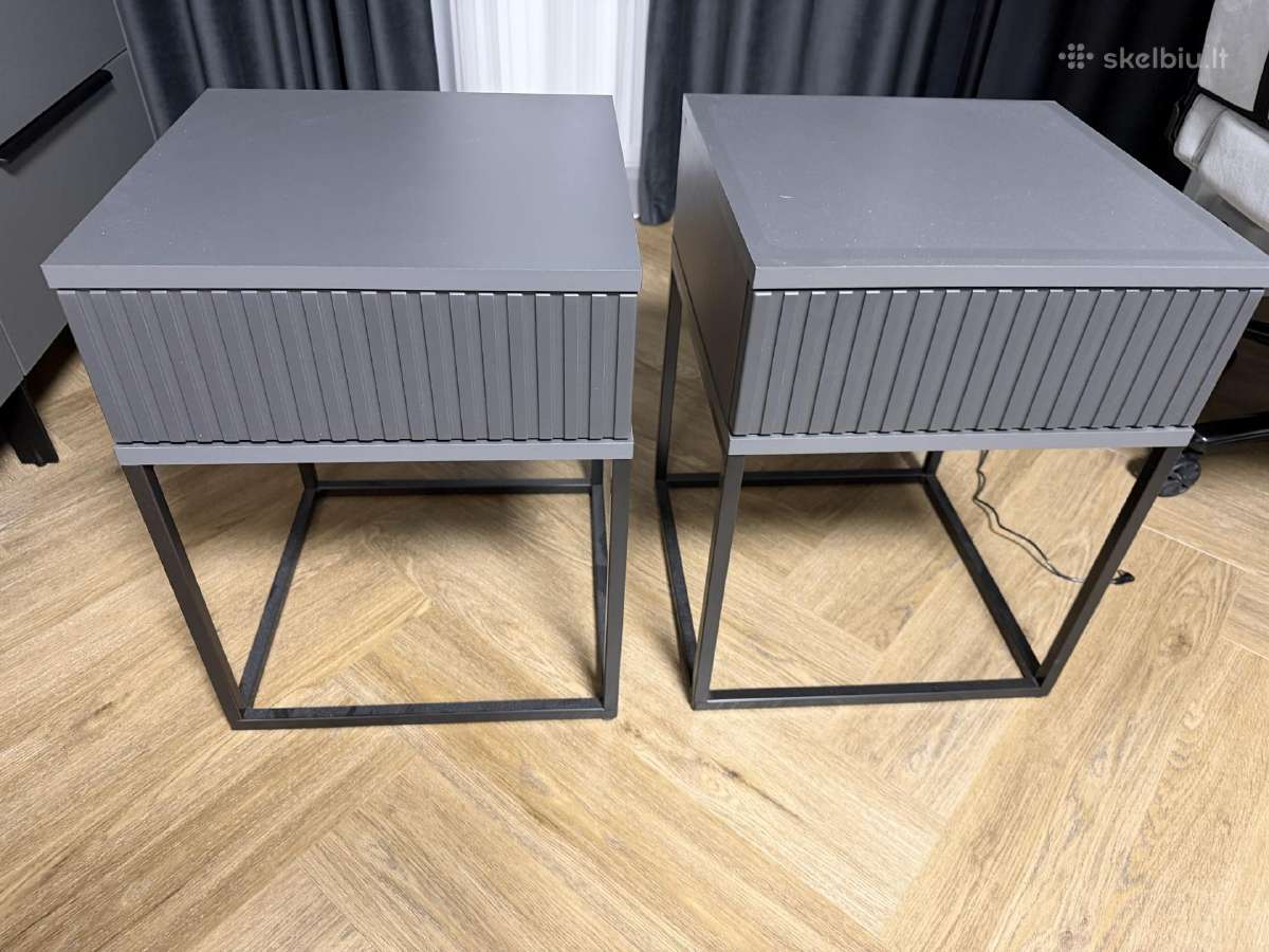 Pilki staliukai prie lovos nenaudoti