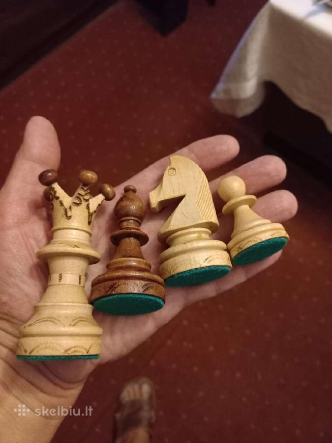 Išskirtiniai dideli rankų darbo šachmatai su lenta
