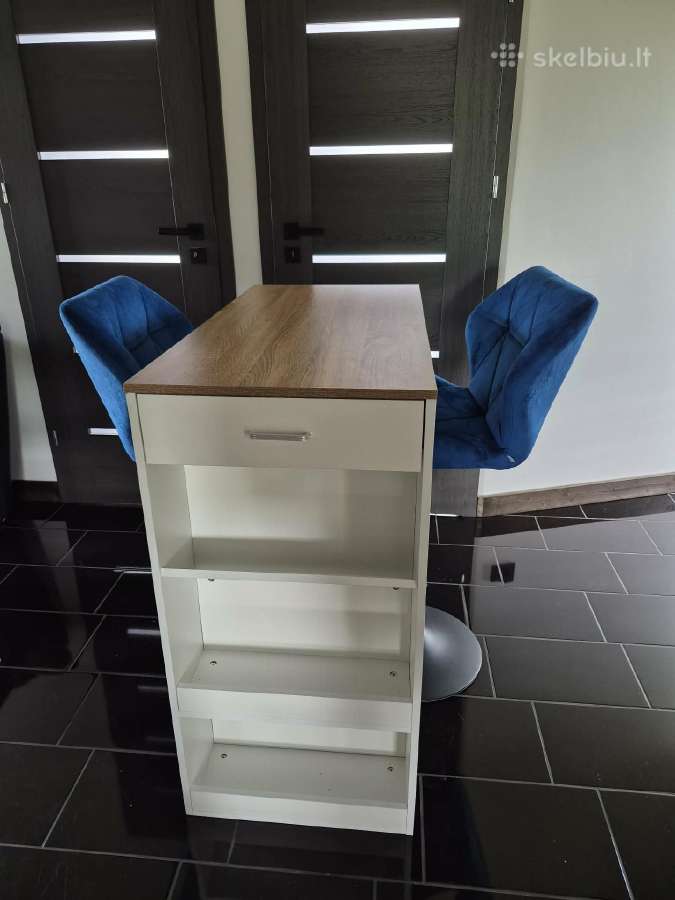 Komplektas baro stalas su dvejomis baro kėdėmis