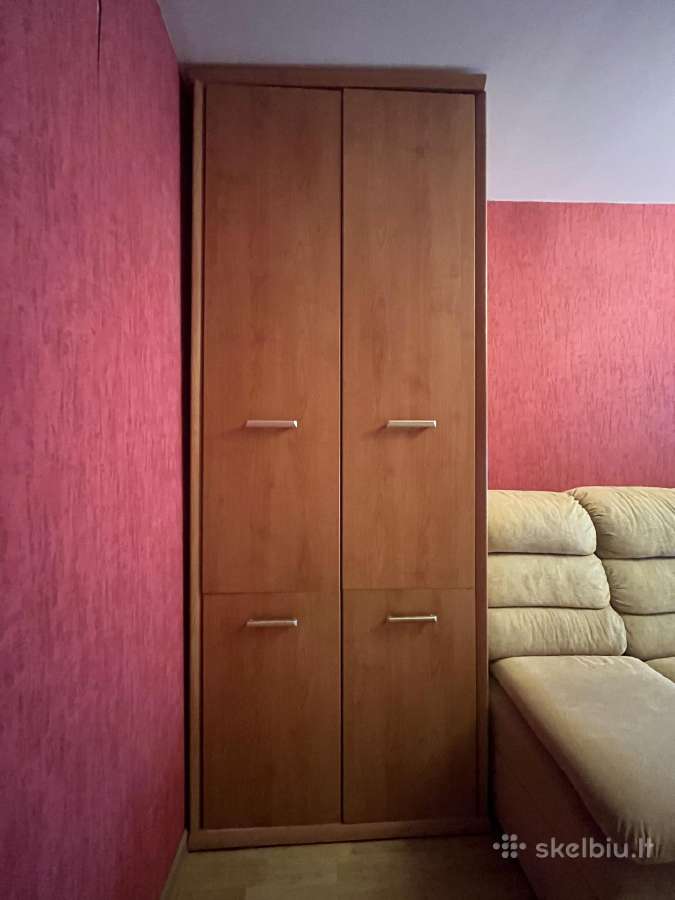 Spinta ir minkštas svetainės kampas