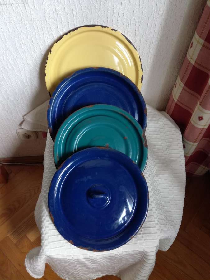 Labai seni emaliuotų puodų dangčiai