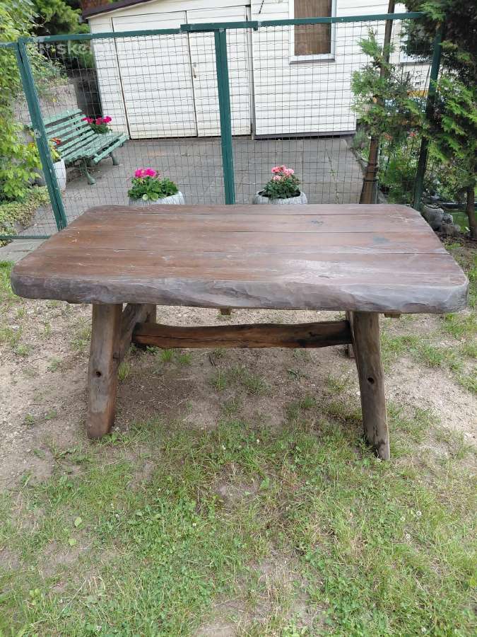 Masyvus ąžuolinis stalas