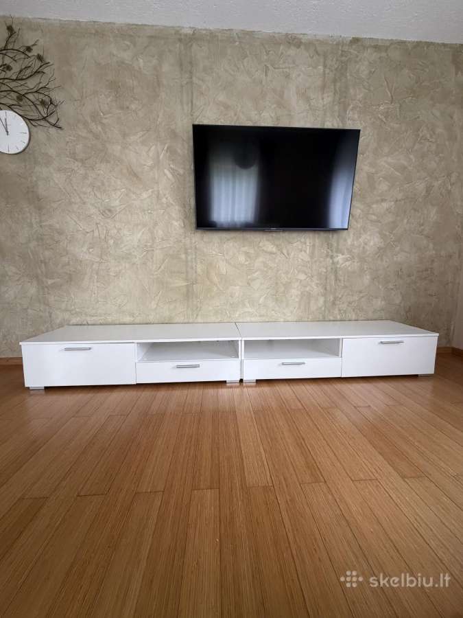 TV spintele dviejų dalių