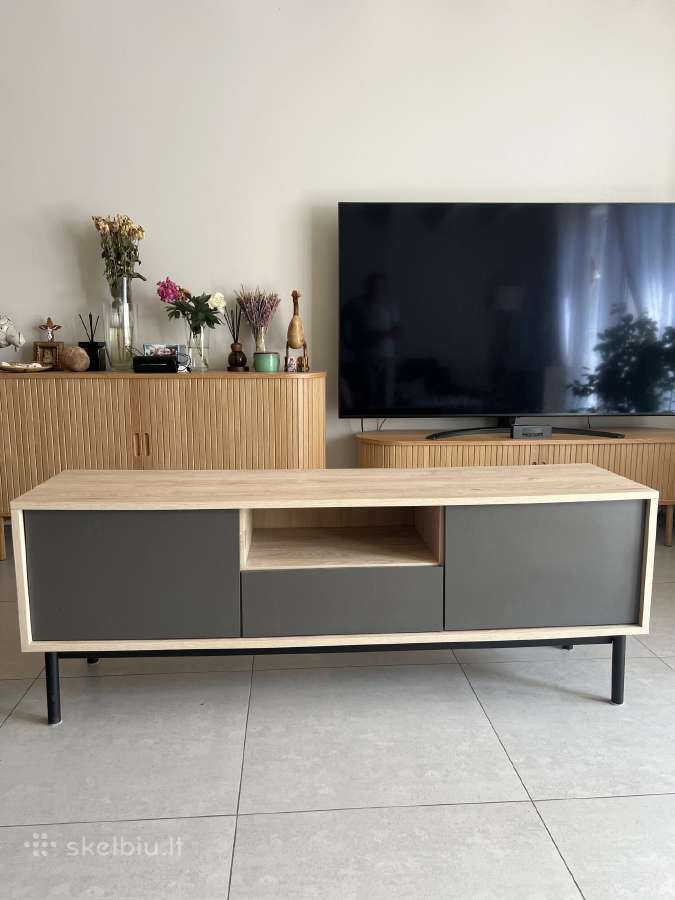 TV komoda ant kojeliu
